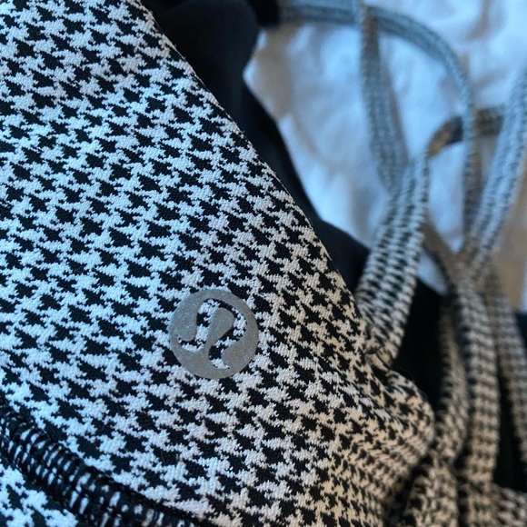 Lululemon sports bra size 6 - Picture 3 of 4